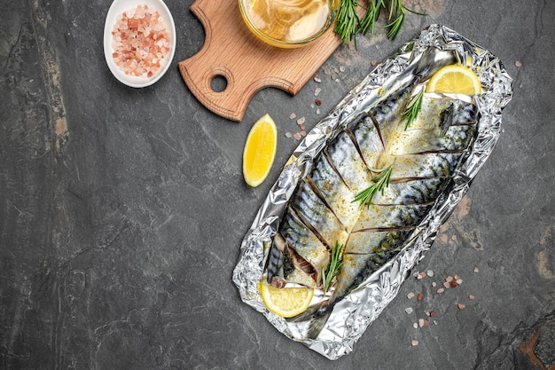 Caballa marinada en rodajas o arenque con limón y especias Dieta de alimentos saludables o concepto de cocina vista superior