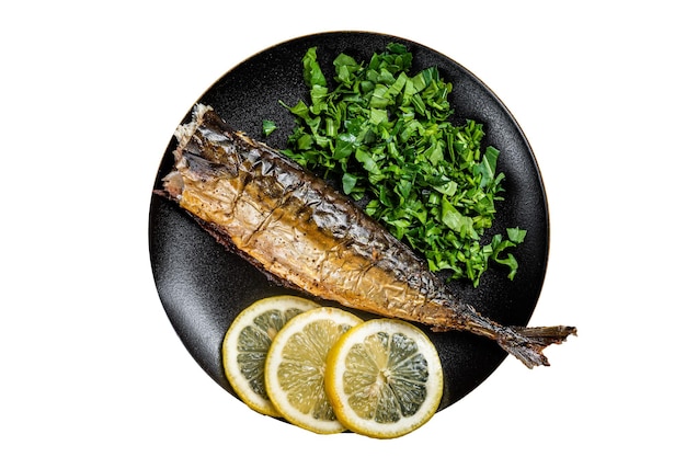 Caballa a la parrilla Scomber pescado en un plato con verduras y limón aislado sobre fondo blanco.