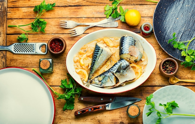 Caballa de pescado al horno o al vapor sobre fondo de madera rústica