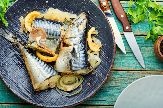 Caballa de pescado al vapor en un plato