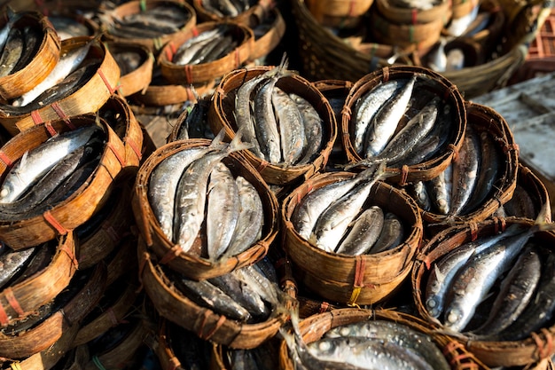 Caballa pescado en cesta de bambú