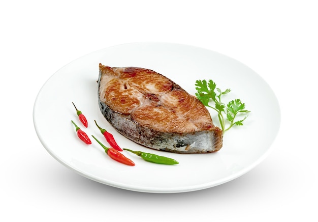 Caballa real o caballa manchada bistec con plato aislado sobre fondo blanco pescado frito Scomberomorus incluye camino de corte