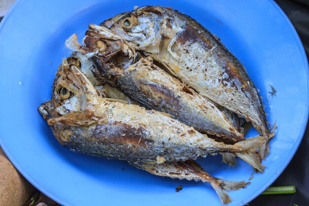 Caballas fritas en un plato