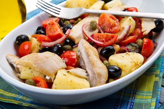 Caballas Con Patatas, Tomates, Alcaparras Y Aceitunas.