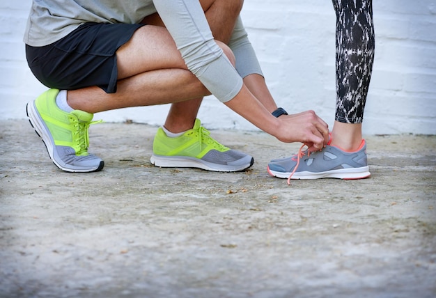 Foto caballería de entrenamiento foto de un joven atando los cordones de sus novias antes de un entrenamiento