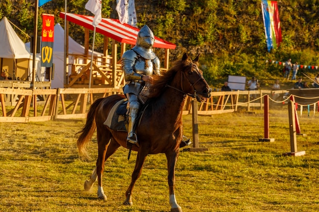 Caballero con armadura medieval a caballo. Foto de alta calidad