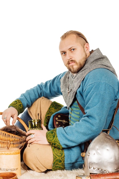 Caballero eslavo medieval bebiendo vino imagen sobre fondo blanco concepto histórico