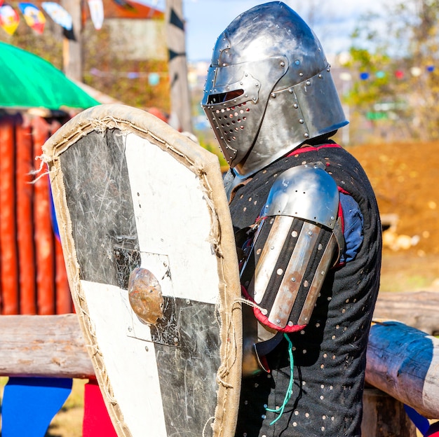 Caballero medieval en el campo de batalla.