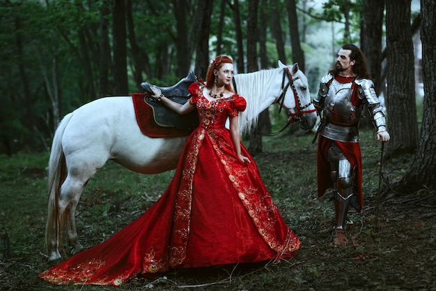 Caballero medieval con su amada dama vestida de rojo.