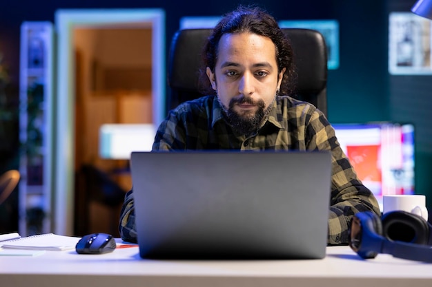 Un caballero usando una computadora portátil para trabajar a distancia