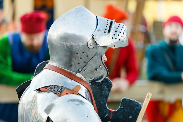 Caballeros con armadura medieval en el torneo. Foto de alta calidad