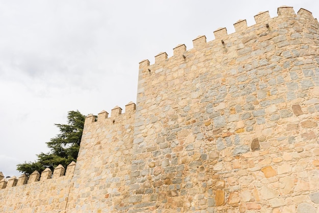 Caballeros, Murallas de la ciudad de Ávila en Castilla y León, España. Ciudad medieval fortificada