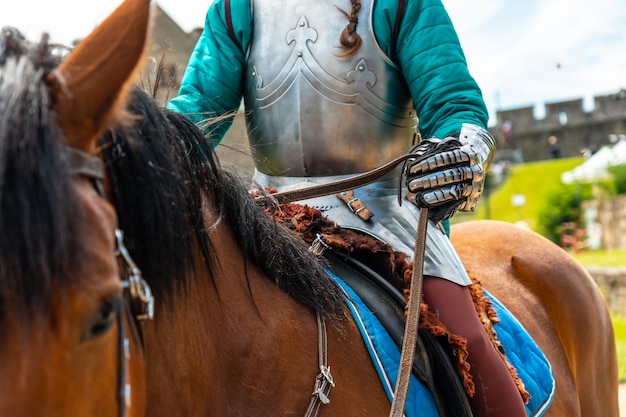 Foto caballo y armadura medieval en el castillo de fougeres. región de bretaña, departamento de ille et vilaine, francia