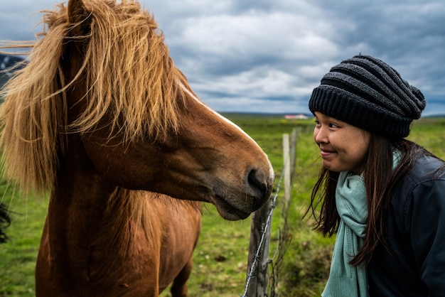 Caballo islandés en la naturaleza escénica de Islandia.