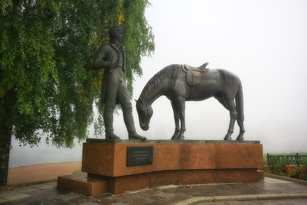 Caballo del monumento Vologda, paisaje en el centro histórico de la ciudad rusa