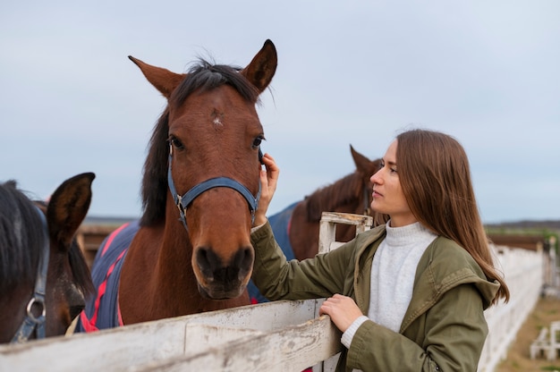 Caballos en crecimiento de estilo de vida de la vida rural