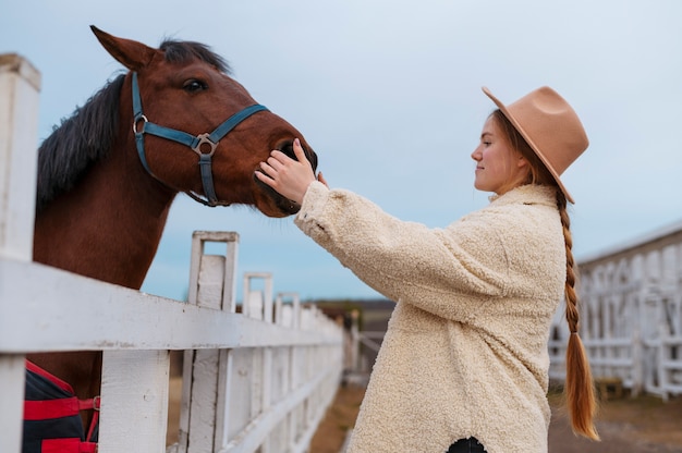 Foto caballos en crecimiento de estilo de vida de la vida rural