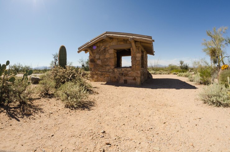 Foto cabana abandonada no deserto contra o céu