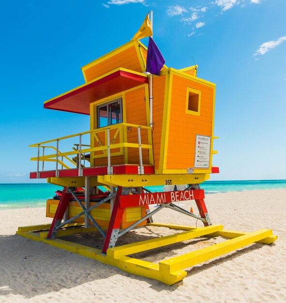 Foto cabaña amarilla en la playa contra el cielo