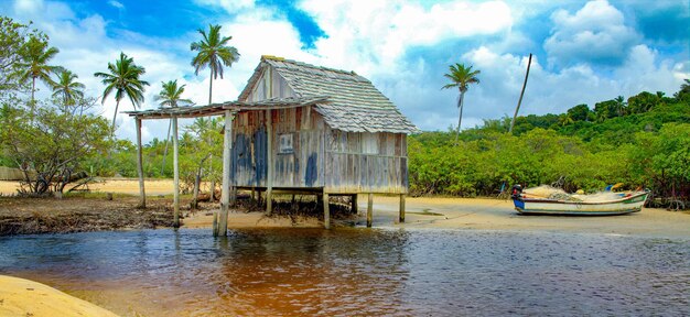 Cabana ao lado do rio contra o céu