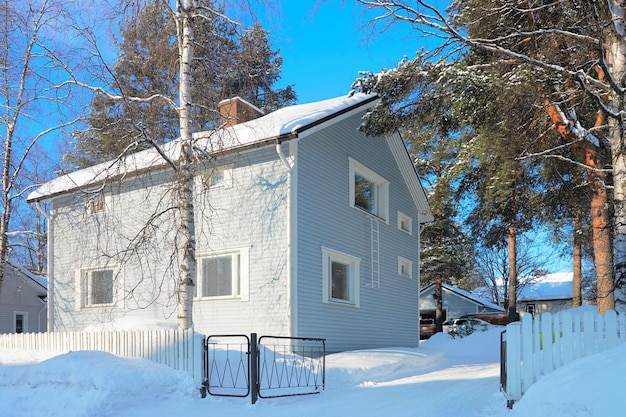 Cabaña y árboles en invierno Rovaniemi, Finlandia.