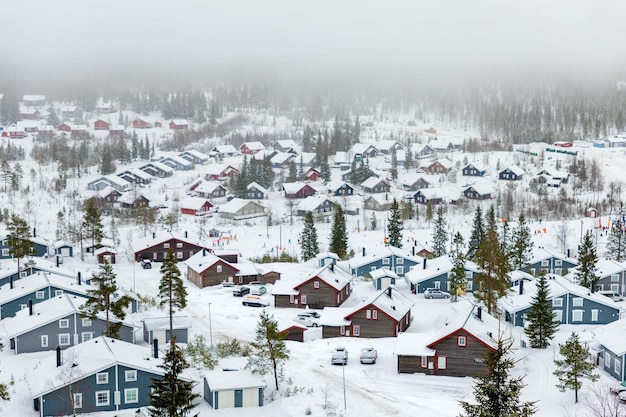 Foto cabaña en un bosque nevado