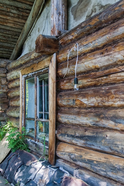 Cabaña (la cabaña) de cazadores desconocidos. Las orillas del gran río. Siberia