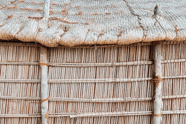 Una cabaña de caña en una isla tropical como fondo