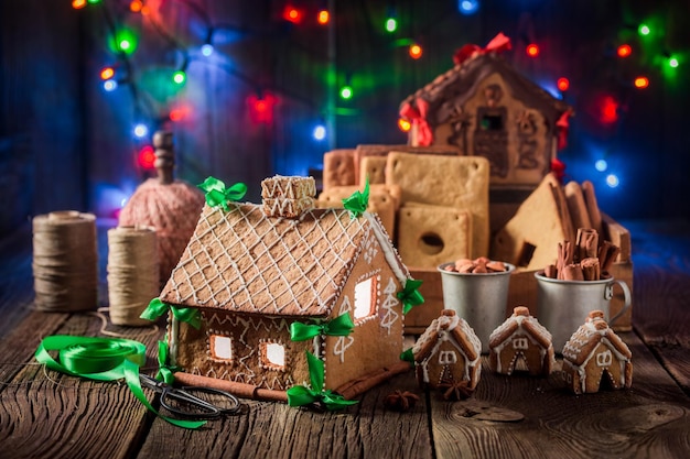 Cabaña casera de pan de jengibre de Navidad y luces de Navidad