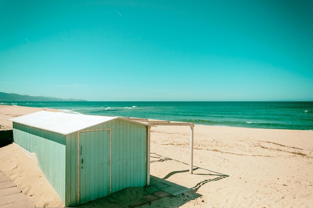 Cabaña cerrada en una playa desierta