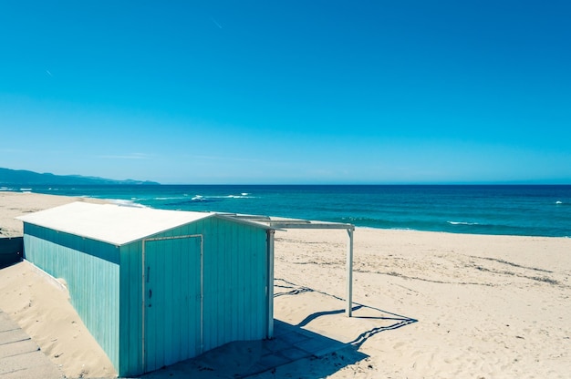 Cabaña cerrada en una playa desierta