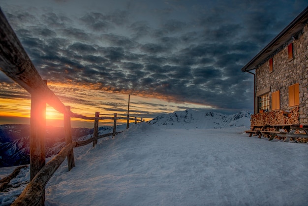 Cabana de alta montanha com neve