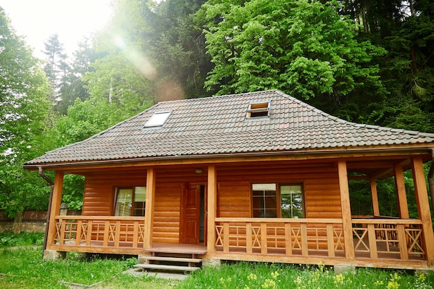 Cabana de madeira moderna em uma floresta. Terraço de madeira de casa de madeira