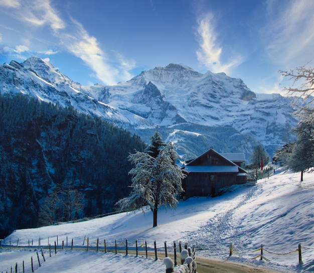 Cabana de madeira na montanha alta sob uma grande queda de neve Alpes suíços Suíça