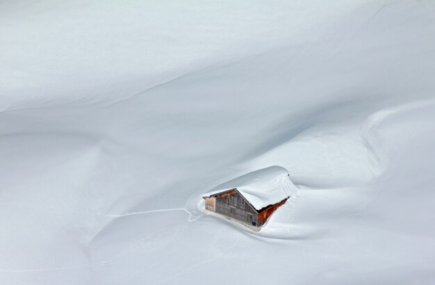 Cabana de montanha nevada nos Alpes