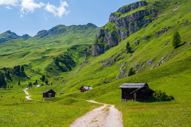 Cabana de montanha perto de Peitlerkofel em Antermoia, Val Badia nas Dolomitas, um Patrimônio Mundial da Unesco