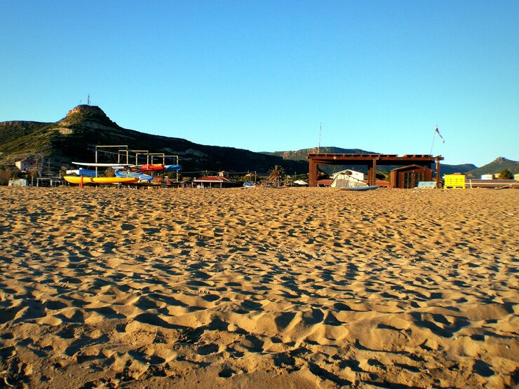 Foto cabana de salva-vidas na praia contra o céu limpo