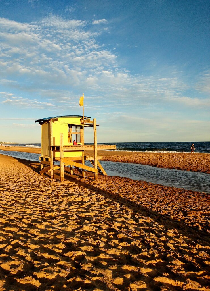 Foto cabana de salva-vidas na praia contra o céu
