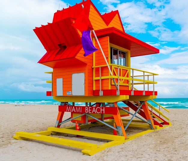 Foto cabana de salva-vidas na praia contra o céu