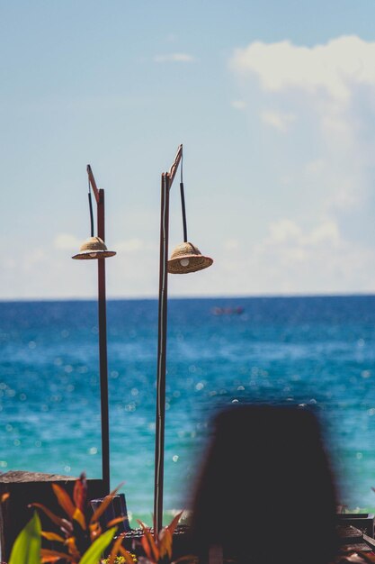 Foto cabana de salva-vidas na praia contra o céu