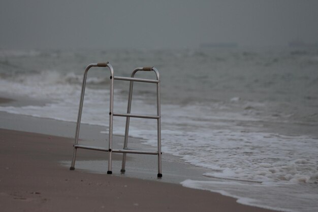 Foto cabana de salva-vidas na praia contra o céu