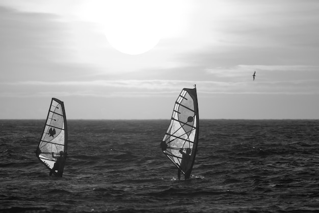 Foto cabana de salva-vidas no mar contra o céu