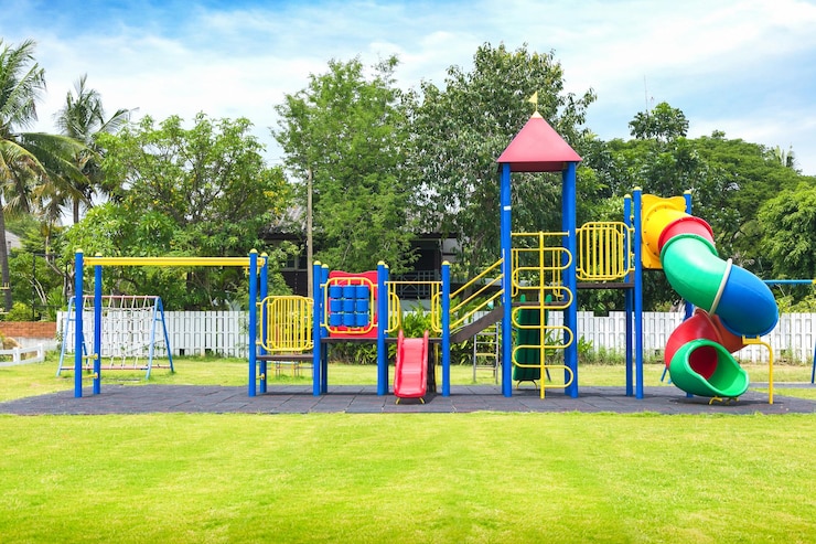 Foto cabana de salva-vidas no playground contra árvores no parque