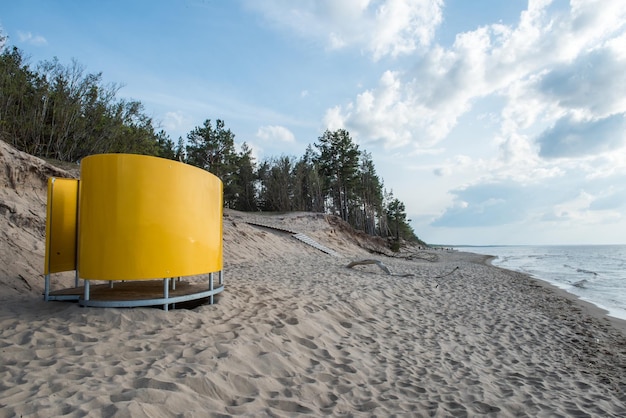 Cabana de vestir na praia perto do mar báltico, letônia