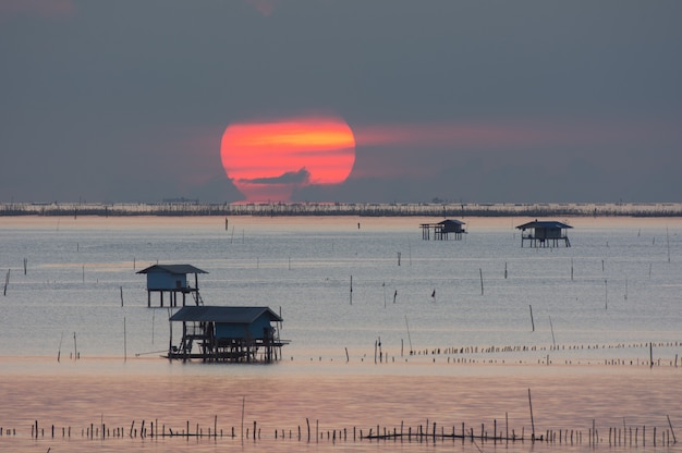 Cabana do pequeno pescador em Bang Taboon Bay, sul da Tailândia na luz da manhã