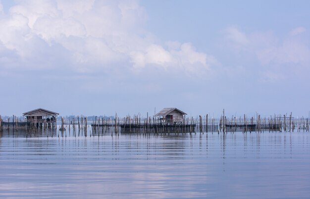 Cabana do pequeno pescador em Bang Taboon Bay, sul da Tailândia