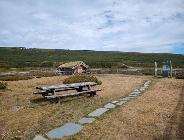 Foto cabana em um acampamento no vale de grimsdalen, na noruega