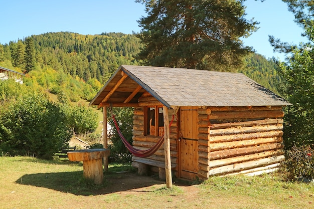 Cabana fechada na bela encosta da montanha