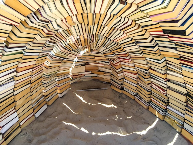 Cabaña hecha con libros en la arena