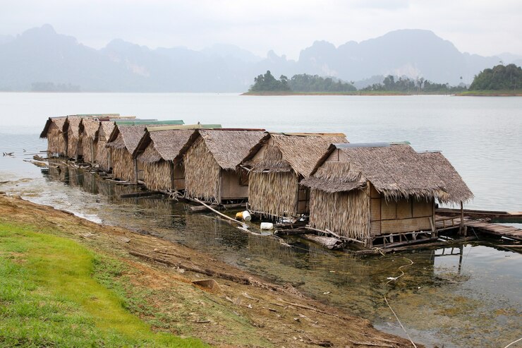 La cabaña de heno en balsa en Cheow Lan Dam es vintage desde el descanso